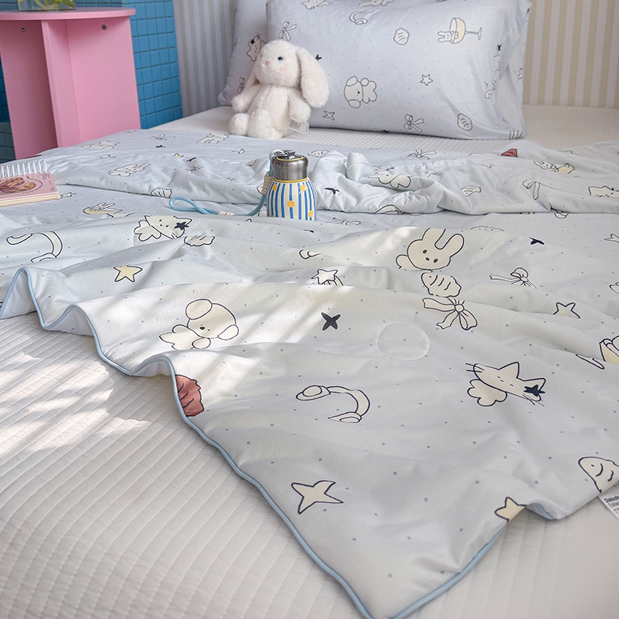 91家纺网 家纺一手货源 找家纺 桃子家居 2026新款A类卡通小清新奶乎乎高品质牛奶丝软糯针织棉嵌绳工艺夏被系列 针织嵌绳-晚安兔兔