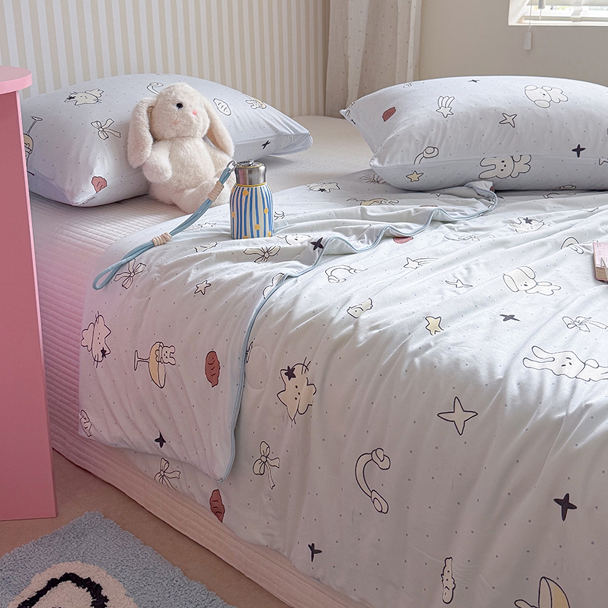 91家纺网 家纺一手货源 找家纺 桃子家居 2026新款A类卡通小清新奶乎乎高品质牛奶丝软糯针织棉嵌绳工艺夏被系列 针织嵌绳-晚安兔兔