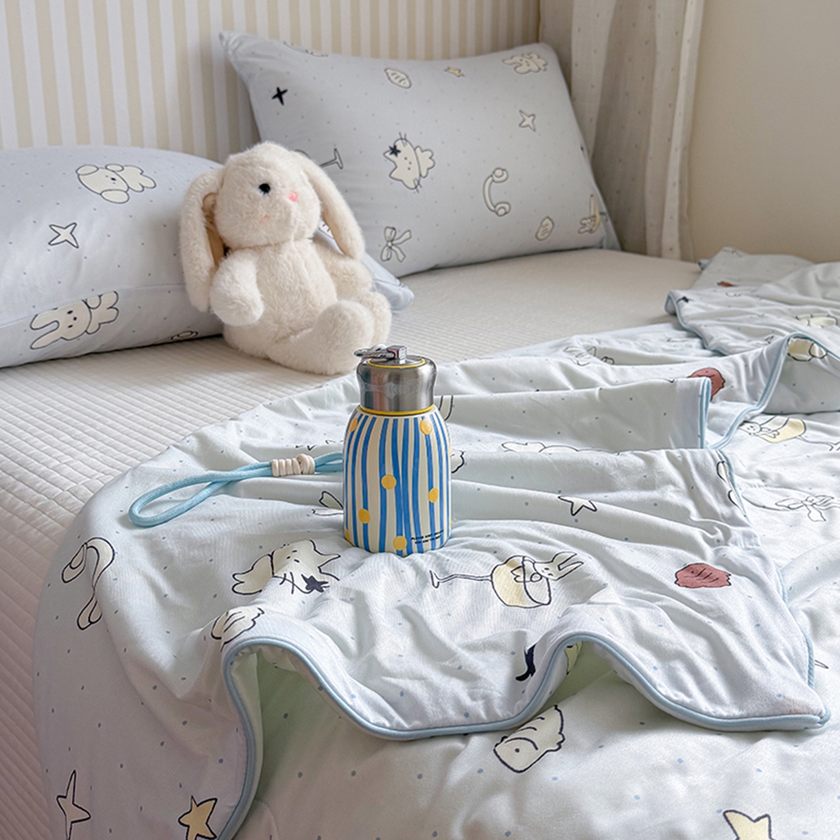 91家纺网 家纺一手货源 找家纺 桃子家居 2026新款A类卡通小清新奶乎乎高品质牛奶丝软糯针织棉嵌绳工艺夏被系列 针织嵌绳-晚安兔兔