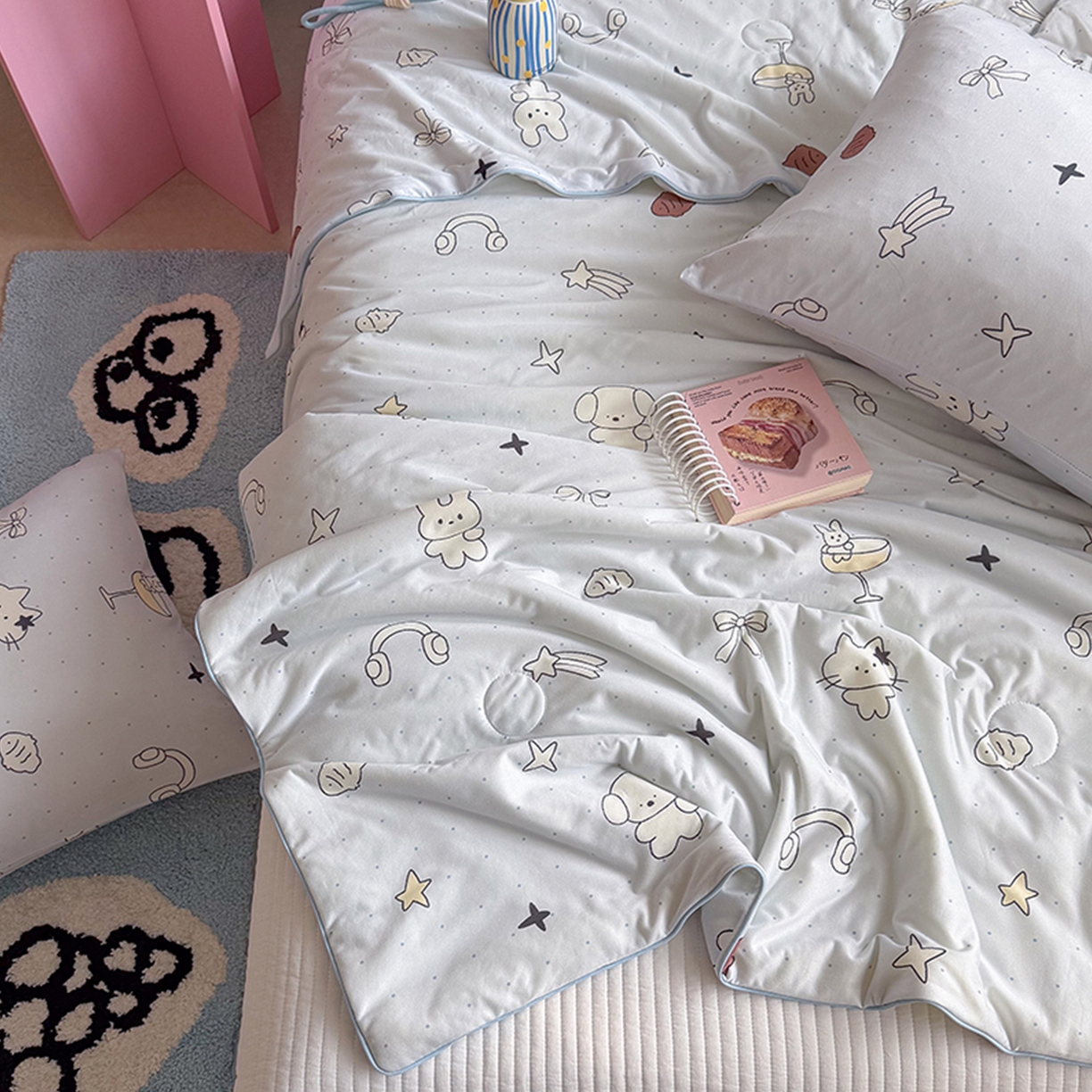 91家纺网 家纺一手货源 找家纺 桃子家居 2026新款A类卡通小清新奶乎乎高品质牛奶丝软糯针织棉嵌绳工艺夏被系列 针织嵌绳-晚安兔兔