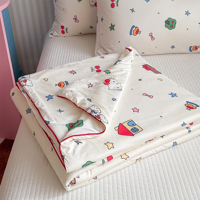 91家纺网 家纺一手货源 找家纺 桃子家居 2026新款A类卡通小清新奶乎乎高品质牛奶丝软糯针织棉嵌绳工艺夏被系列 针织嵌绳-星梦猫咪