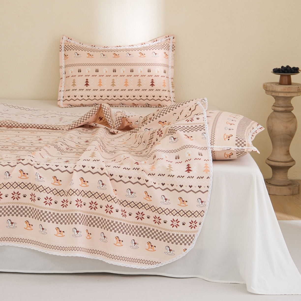 91家纺网 家纺一手货源 找家纺 慕绸家纺（原萌宝老粗布厂家） 2026新款原棉细纱工艺款亲肤柔软老粗布床单凉席席子春夏热门款-直播热卖圆角花边款 千禧马