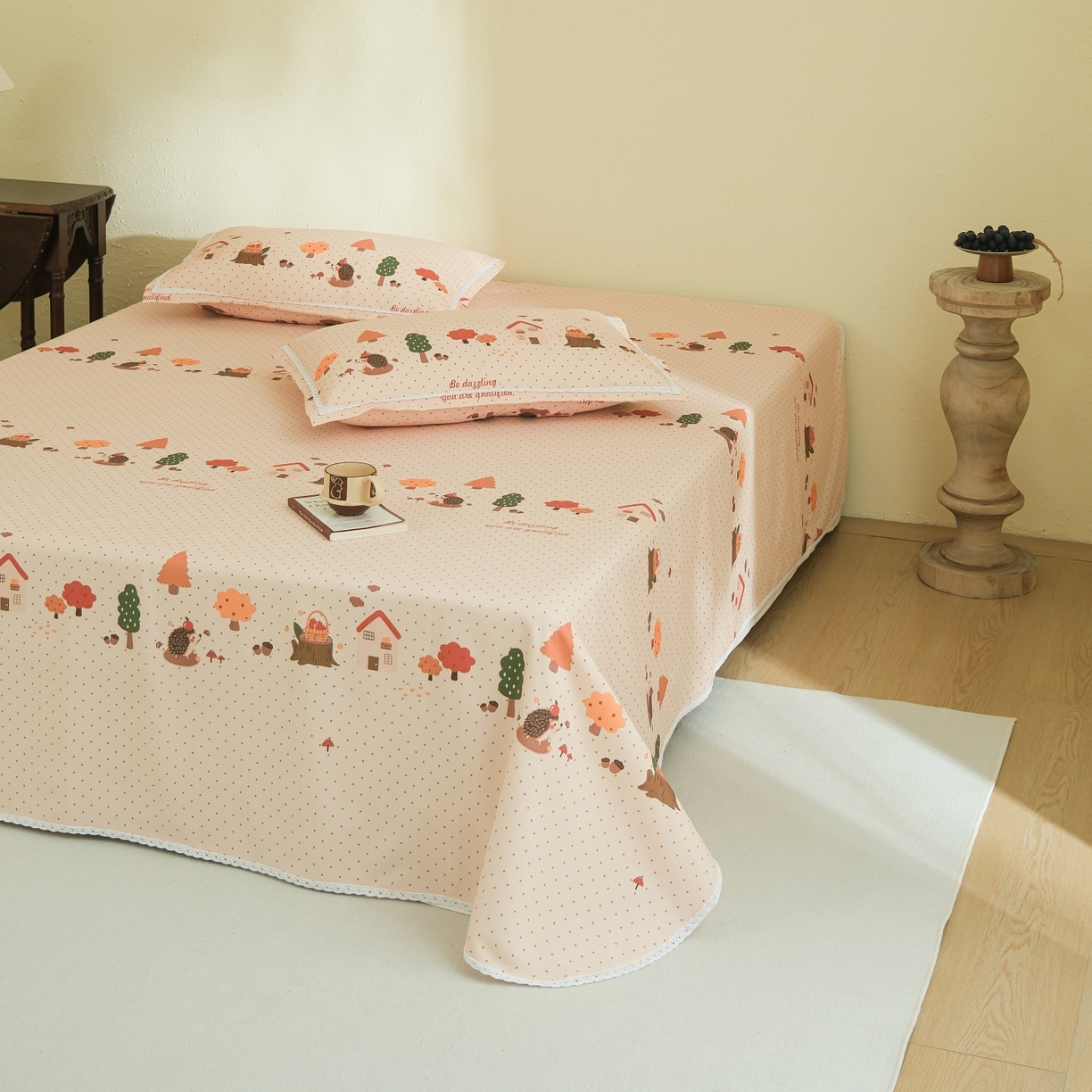 91家纺网 家纺一手货源 找家纺 慕绸家纺（原萌宝老粗布厂家） 2026新款原棉细纱工艺款亲肤柔软老粗布床单凉席席子春夏热门款-直播热卖圆角花边款 秋日森林