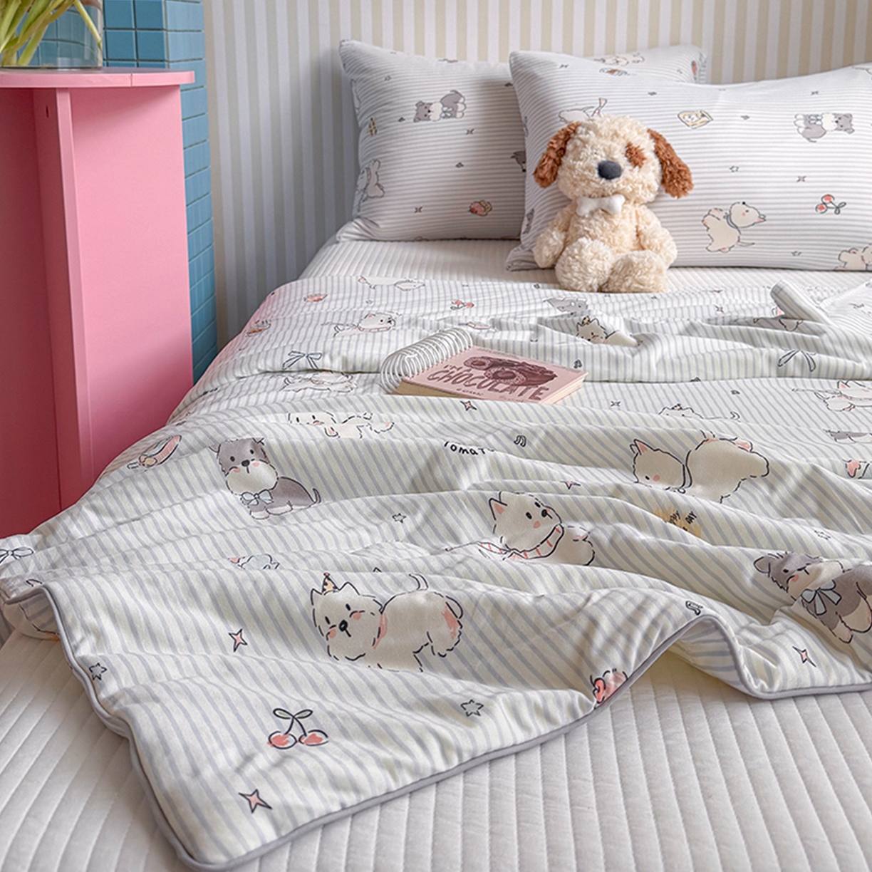 91家纺网 家纺一手货源 找家纺 桃子家居 2026新款A类卡通小清新奶乎乎高品质牛奶丝软糯针织棉嵌绳工艺夏被系列 针织嵌绳-元气小狗