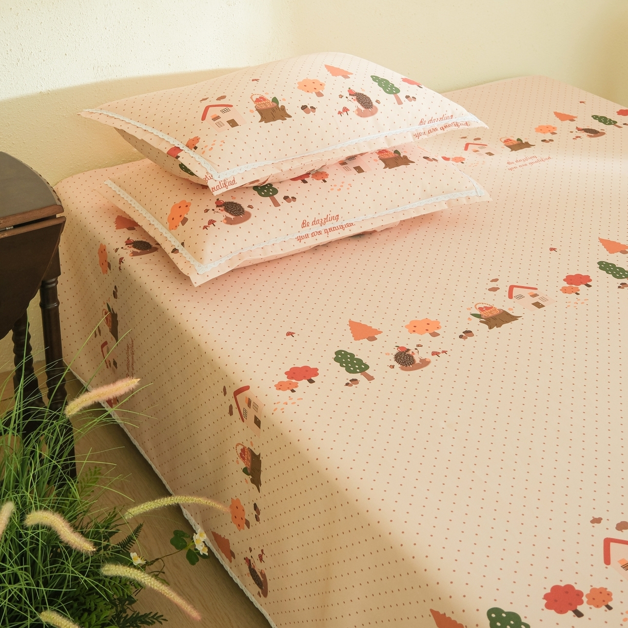 91家纺网 家纺一手货源 找家纺 慕绸家纺（原萌宝老粗布厂家） 2026新款原棉细纱工艺款亲肤柔软老粗布床单凉席席子春夏热门款-直播热卖圆角花边款 秋日森林