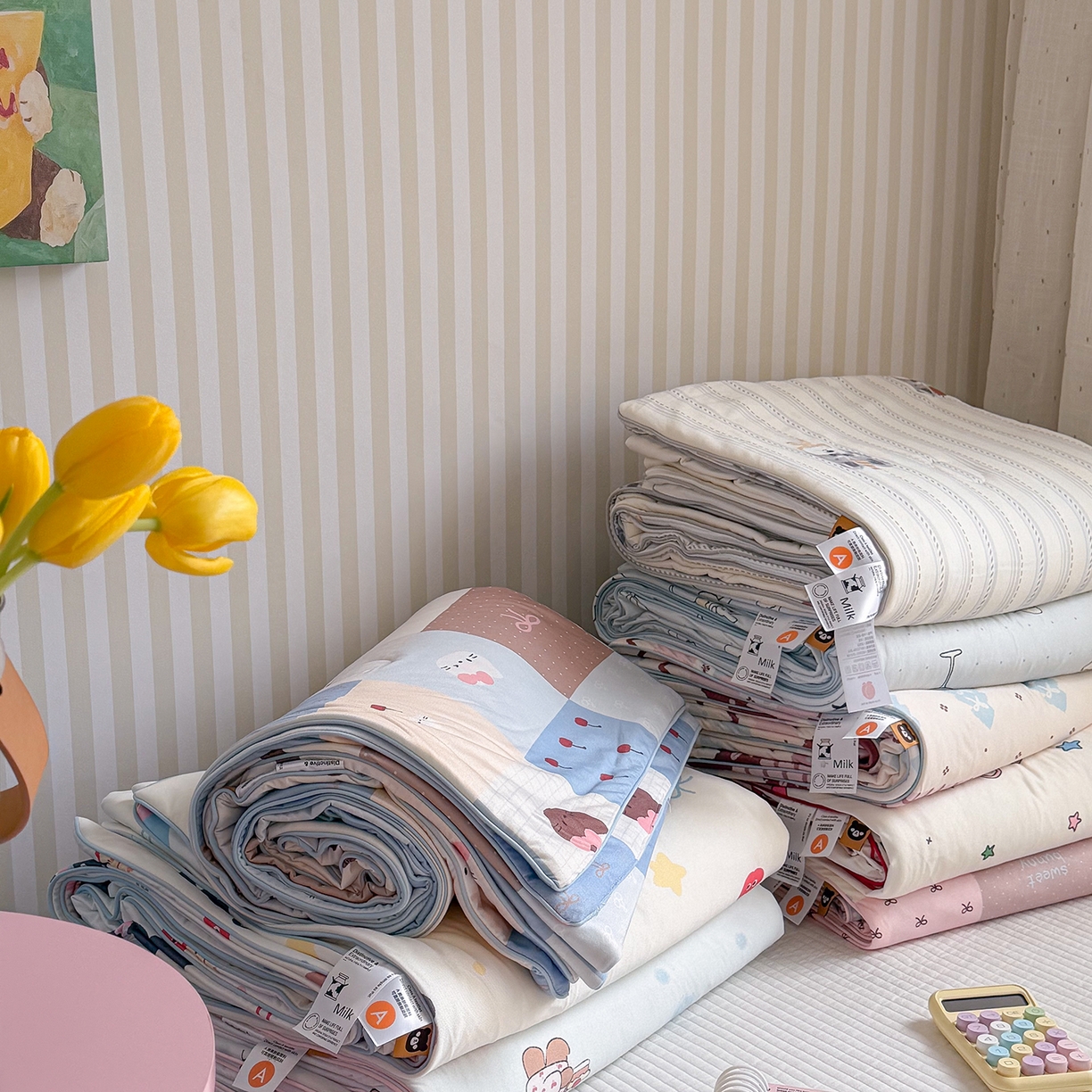 91家纺网 家纺一手货源 找家纺 桃子家居 2026新款A类卡通小清新奶乎乎高品质牛奶丝软糯针织棉嵌绳工艺夏被系列 组合图