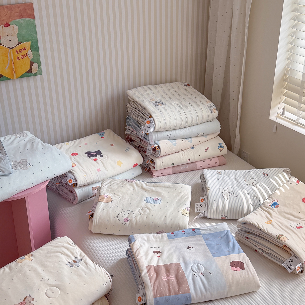 91家纺网 家纺一手货源 找家纺 桃子家居 2026新款A类卡通小清新奶乎乎高品质牛奶丝软糯针织棉嵌绳工艺夏被系列 组合图