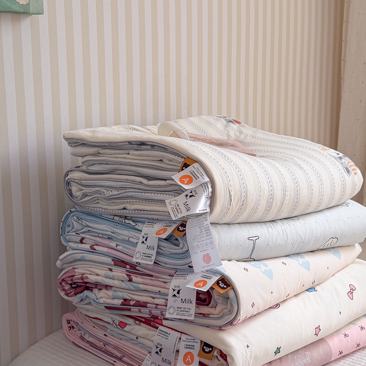 91家纺网 家纺一手货源 找家纺 桃子家居 2026新款A类卡通小清新奶乎乎高品质牛奶丝软糯针织棉嵌绳工艺夏被系列 组合图