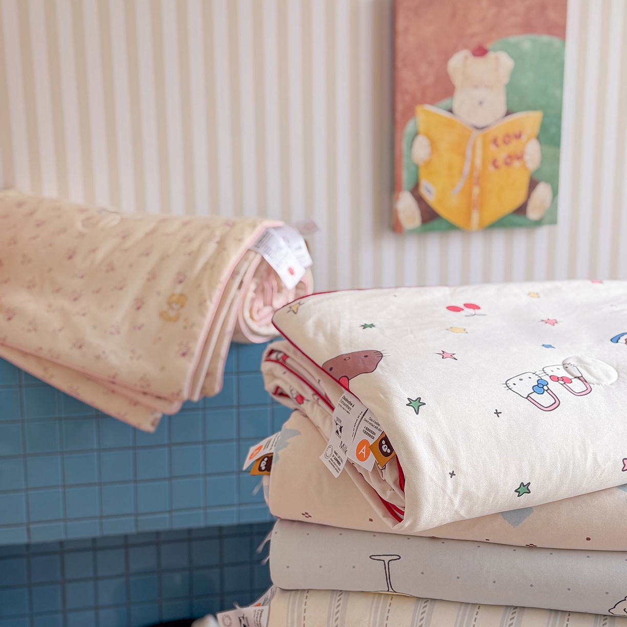 91家纺网 家纺一手货源 找家纺 桃子家居 2026新款A类卡通小清新奶乎乎高品质牛奶丝软糯针织棉嵌绳工艺夏被系列 组合图