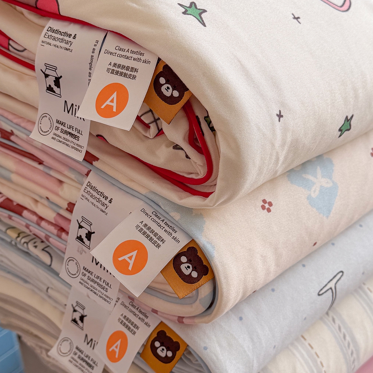 91家纺网 家纺一手货源 找家纺 桃子家居 2026新款A类卡通小清新奶乎乎高品质牛奶丝软糯针织棉嵌绳工艺夏被系列 组合图