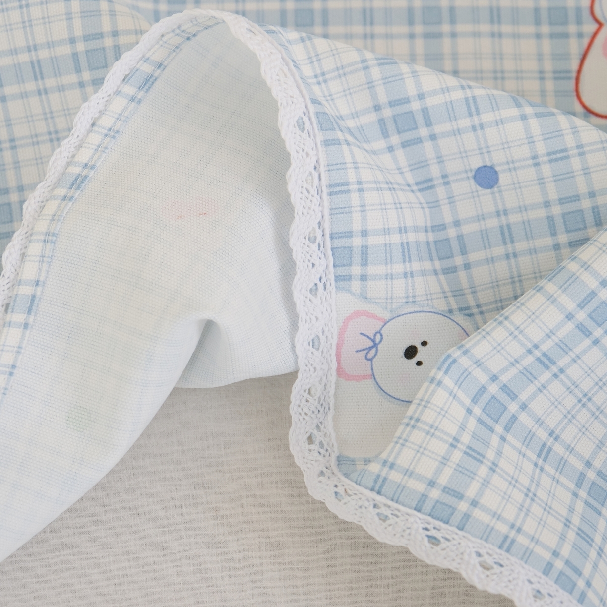 91家纺网 家纺一手货源 找家纺 慕绸家纺（原萌宝老粗布厂家） 2026新款原棉细纱工艺款亲肤柔软老粗布床单凉席席子春夏热门款-直播热卖圆角花边款 甜格派对