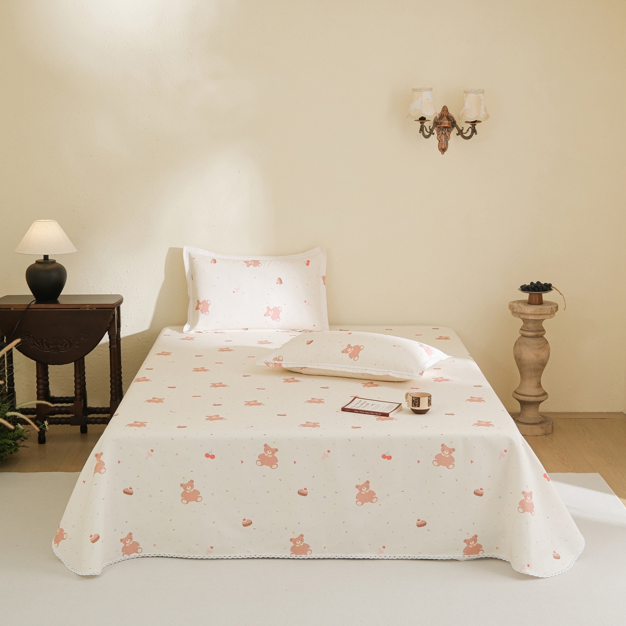 91家纺网 家纺一手货源 找家纺 慕绸家纺（原萌宝老粗布厂家） 2026新款原棉细纱工艺款亲肤柔软老粗布床单凉席席子春夏热门款-直播热卖圆角花边款 甜品小熊