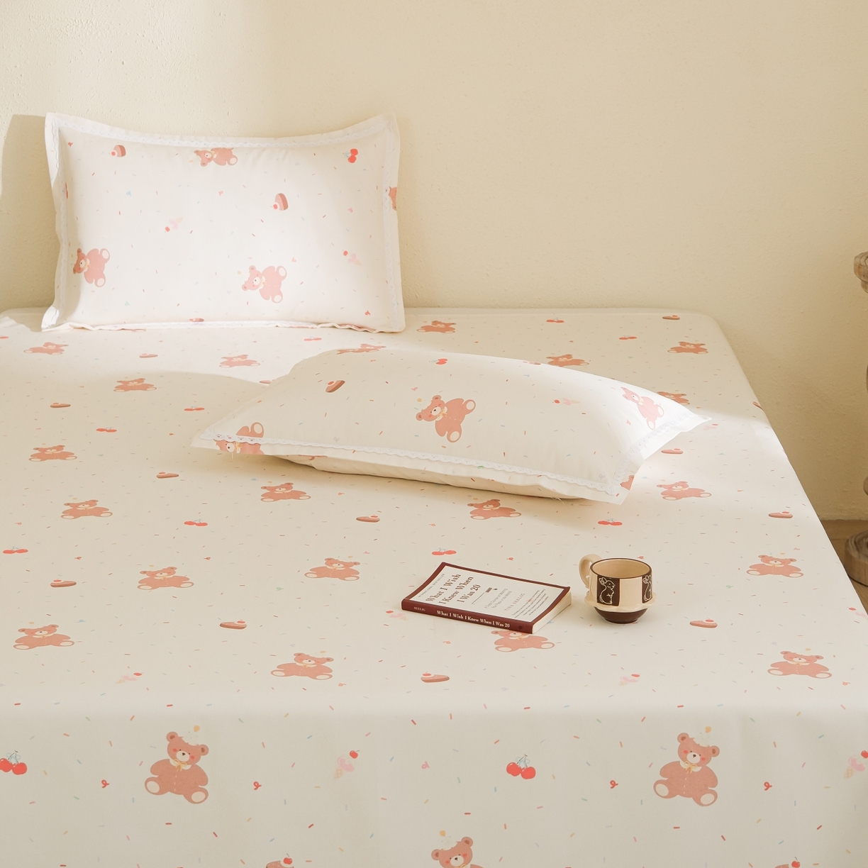 91家纺网 家纺一手货源 找家纺 慕绸家纺（原萌宝老粗布厂家） 2026新款原棉细纱工艺款亲肤柔软老粗布床单凉席席子春夏热门款-直播热卖圆角花边款 甜品小熊