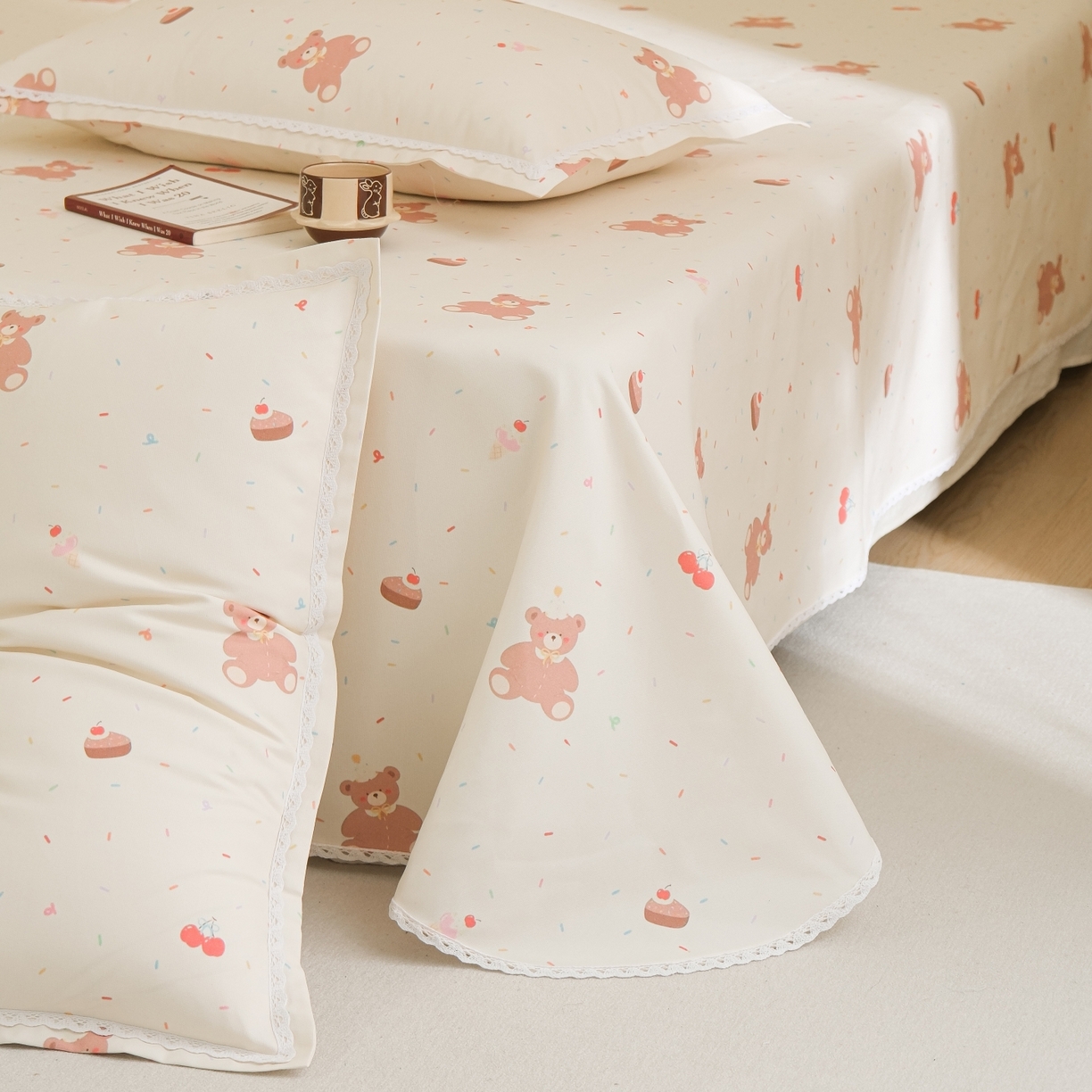 91家纺网 家纺一手货源 找家纺 慕绸家纺（原萌宝老粗布厂家） 2026新款原棉细纱工艺款亲肤柔软老粗布床单凉席席子春夏热门款-直播热卖圆角花边款 甜品小熊