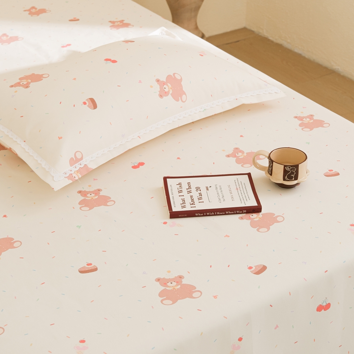 91家纺网 家纺一手货源 找家纺 慕绸家纺（原萌宝老粗布厂家） 2026新款原棉细纱工艺款亲肤柔软老粗布床单凉席席子春夏热门款-直播热卖圆角花边款 甜品小熊