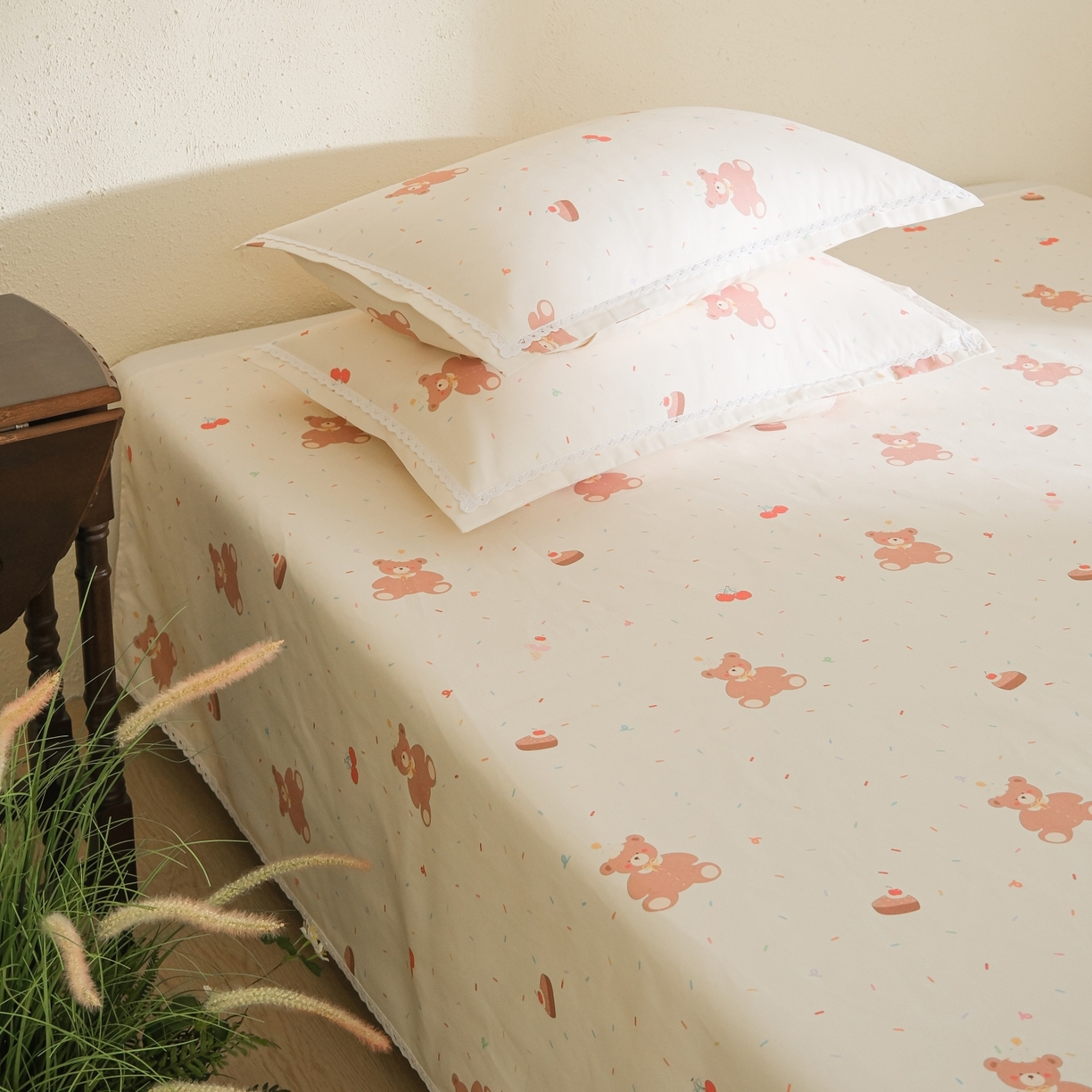 91家纺网 家纺一手货源 找家纺 慕绸家纺（原萌宝老粗布厂家） 2026新款原棉细纱工艺款亲肤柔软老粗布床单凉席席子春夏热门款-直播热卖圆角花边款 甜品小熊