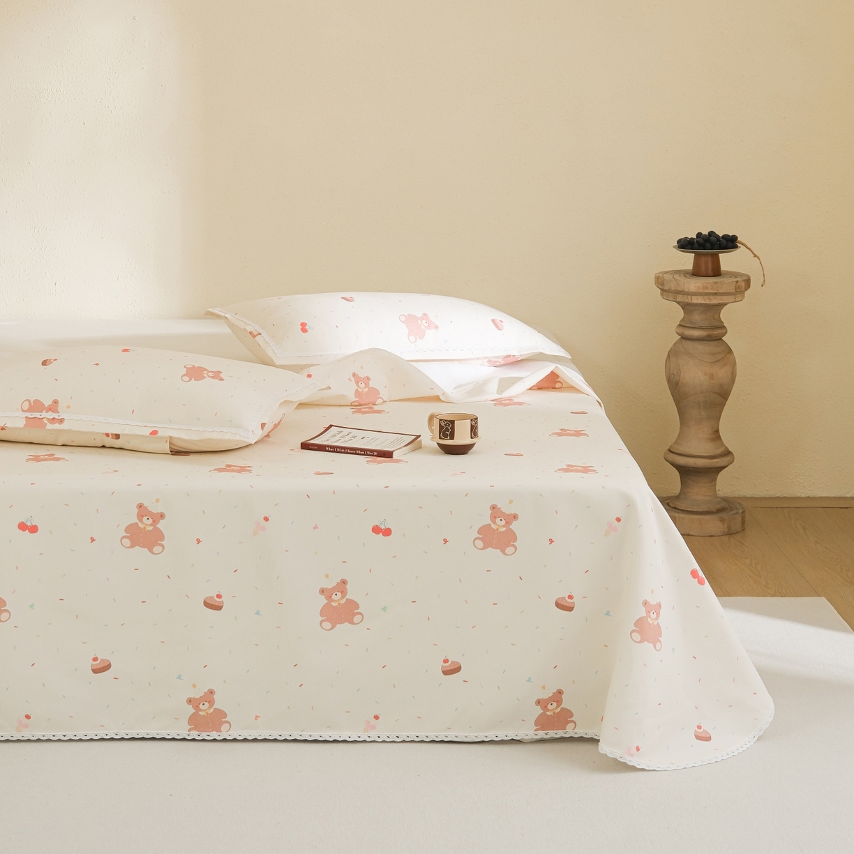 91家纺网 家纺一手货源 找家纺 慕绸家纺（原萌宝老粗布厂家） 2026新款原棉细纱工艺款亲肤柔软老粗布床单凉席席子春夏热门款-直播热卖圆角花边款 甜品小熊