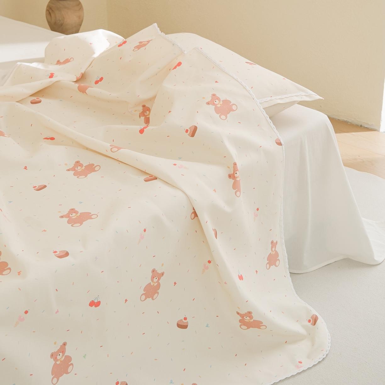 91家纺网 家纺一手货源 找家纺 慕绸家纺（原萌宝老粗布厂家） 2026新款原棉细纱工艺款亲肤柔软老粗布床单凉席席子春夏热门款-直播热卖圆角花边款 甜品小熊