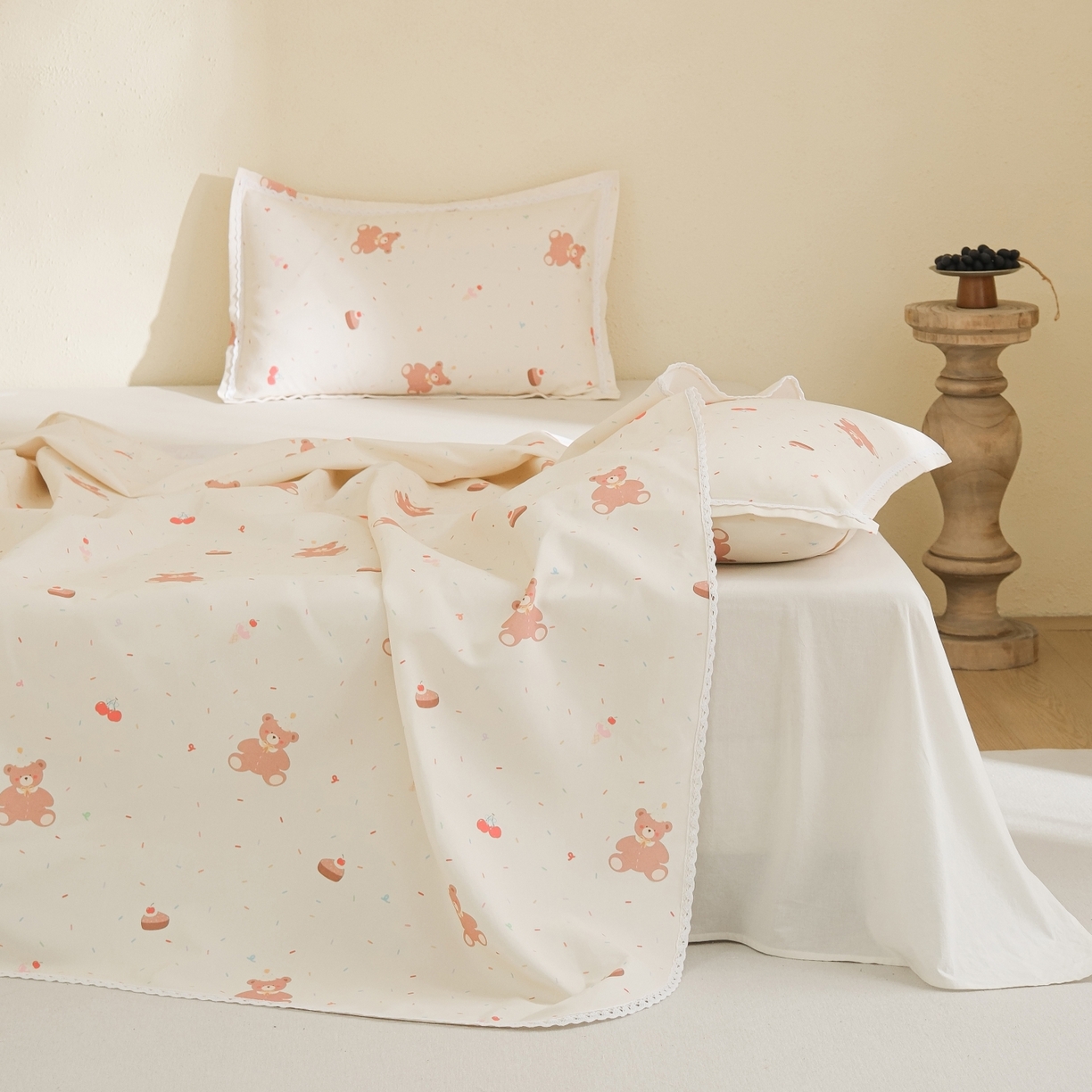 91家纺网 家纺一手货源 找家纺 慕绸家纺（原萌宝老粗布厂家） 2026新款原棉细纱工艺款亲肤柔软老粗布床单凉席席子春夏热门款-直播热卖圆角花边款 甜品小熊