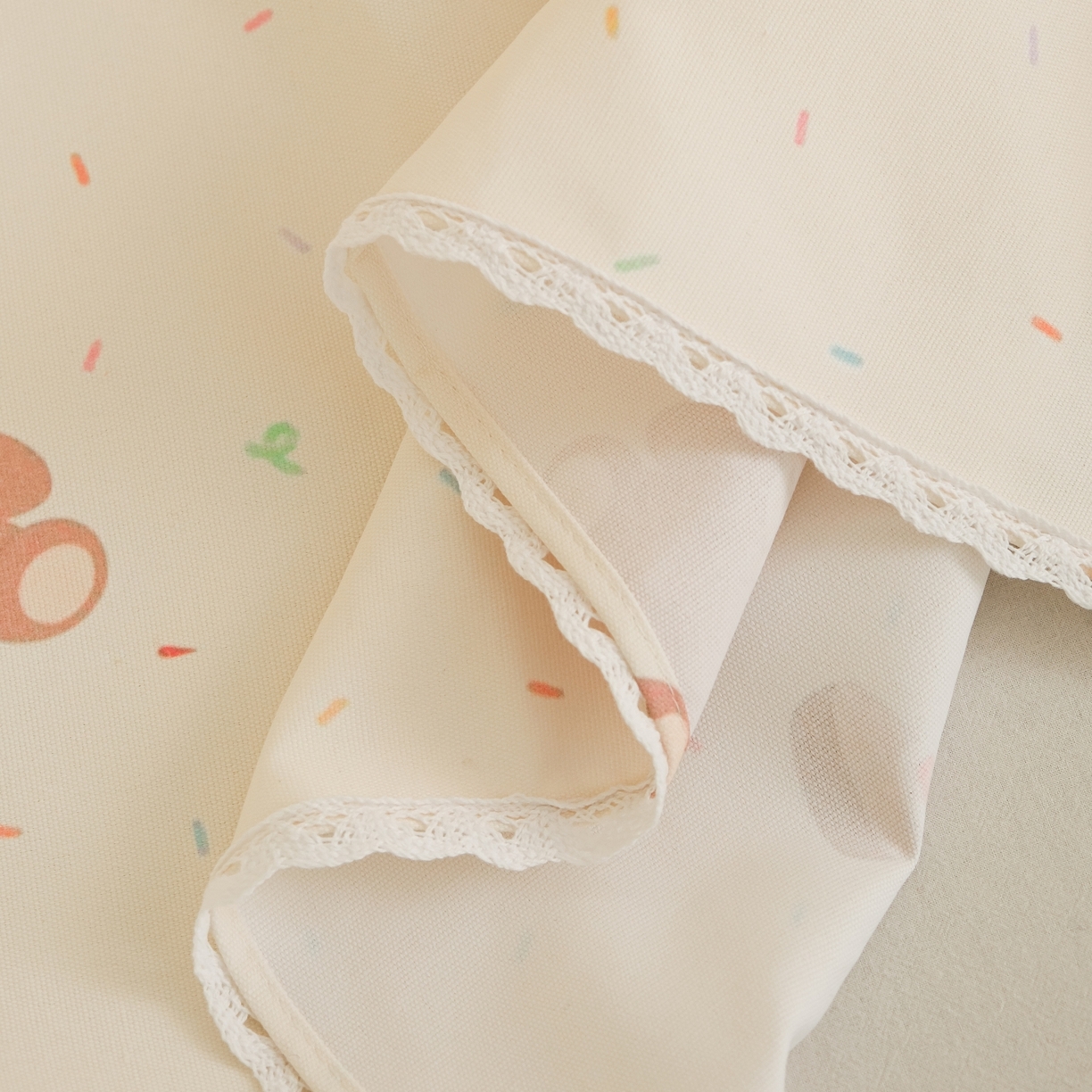 91家纺网 家纺一手货源 找家纺 慕绸家纺（原萌宝老粗布厂家） 2026新款原棉细纱工艺款亲肤柔软老粗布床单凉席席子春夏热门款-直播热卖圆角花边款 甜品小熊