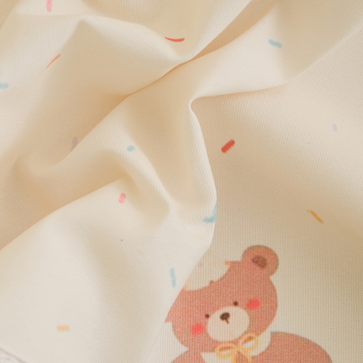 91家纺网 家纺一手货源 找家纺 慕绸家纺（原萌宝老粗布厂家） 2026新款原棉细纱工艺款亲肤柔软老粗布床单凉席席子春夏热门款-直播热卖圆角花边款 甜品小熊