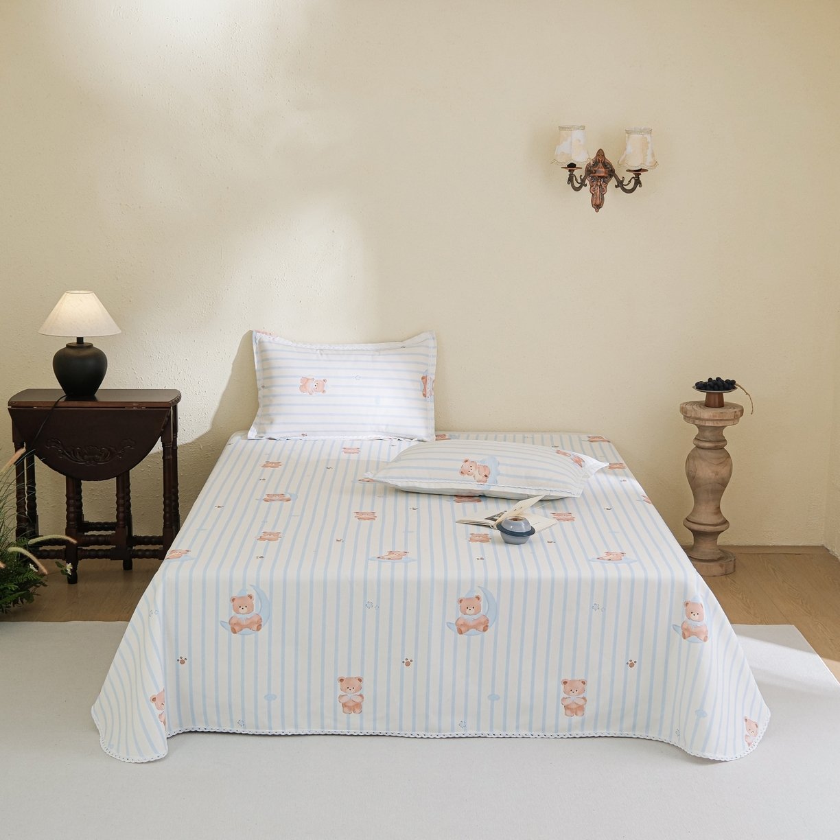 91家纺网 家纺一手货源 找家纺 慕绸家纺（原萌宝老粗布厂家） 2026新款原棉细纱工艺款亲肤柔软老粗布床单凉席席子春夏热门款-直播热卖圆角花边款 晚安熊