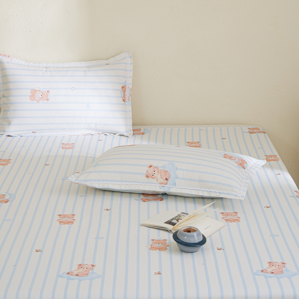 91家纺网 家纺一手货源 找家纺 慕绸家纺（原萌宝老粗布厂家） 2026新款原棉细纱工艺款亲肤柔软老粗布床单凉席席子春夏热门款-直播热卖圆角花边款 晚安熊