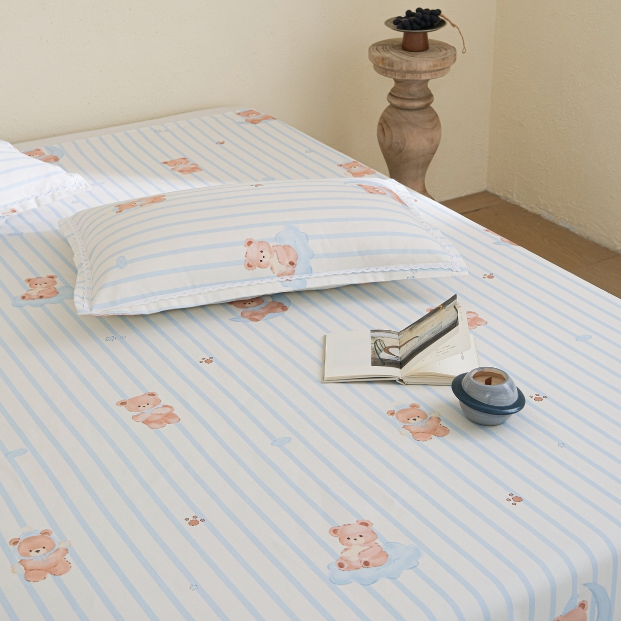 91家纺网 家纺一手货源 找家纺 慕绸家纺（原萌宝老粗布厂家） 2026新款原棉细纱工艺款亲肤柔软老粗布床单凉席席子春夏热门款-直播热卖圆角花边款 晚安熊