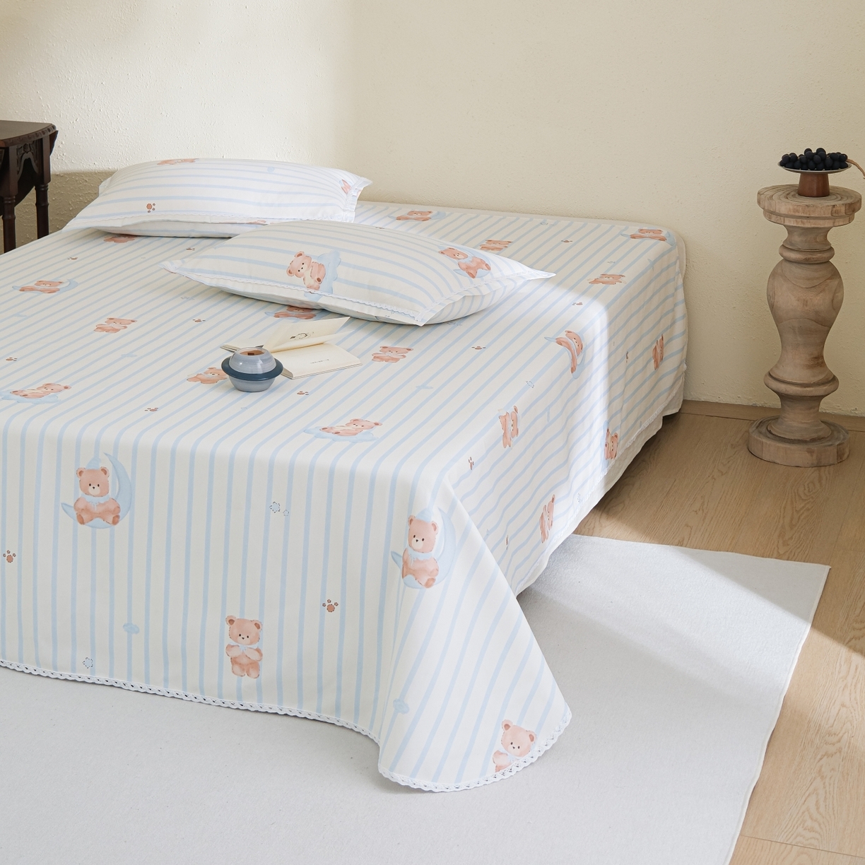 91家纺网 家纺一手货源 找家纺 慕绸家纺（原萌宝老粗布厂家） 2026新款原棉细纱工艺款亲肤柔软老粗布床单凉席席子春夏热门款-直播热卖圆角花边款 晚安熊