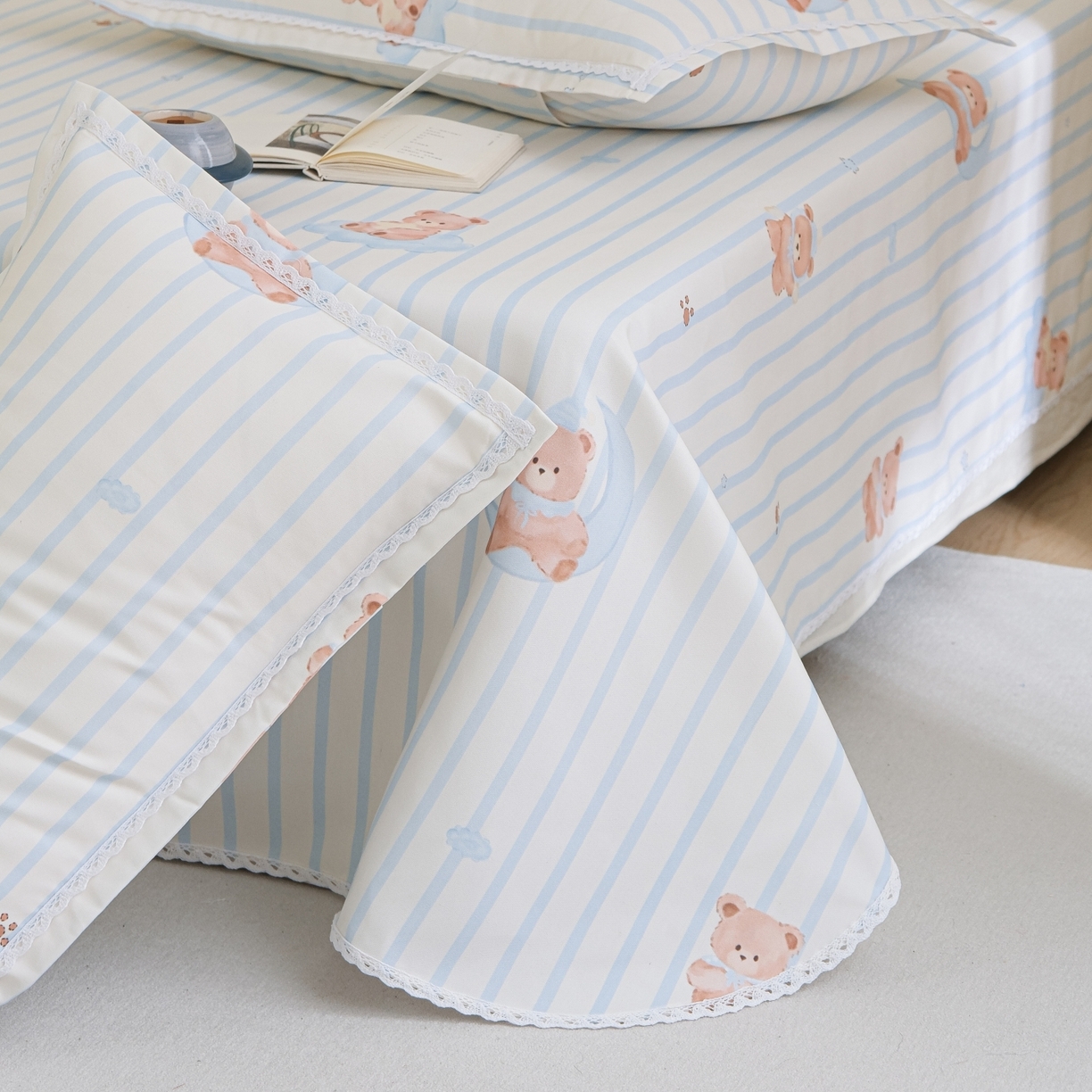 91家纺网 家纺一手货源 找家纺 慕绸家纺（原萌宝老粗布厂家） 2026新款原棉细纱工艺款亲肤柔软老粗布床单凉席席子春夏热门款-直播热卖圆角花边款 晚安熊