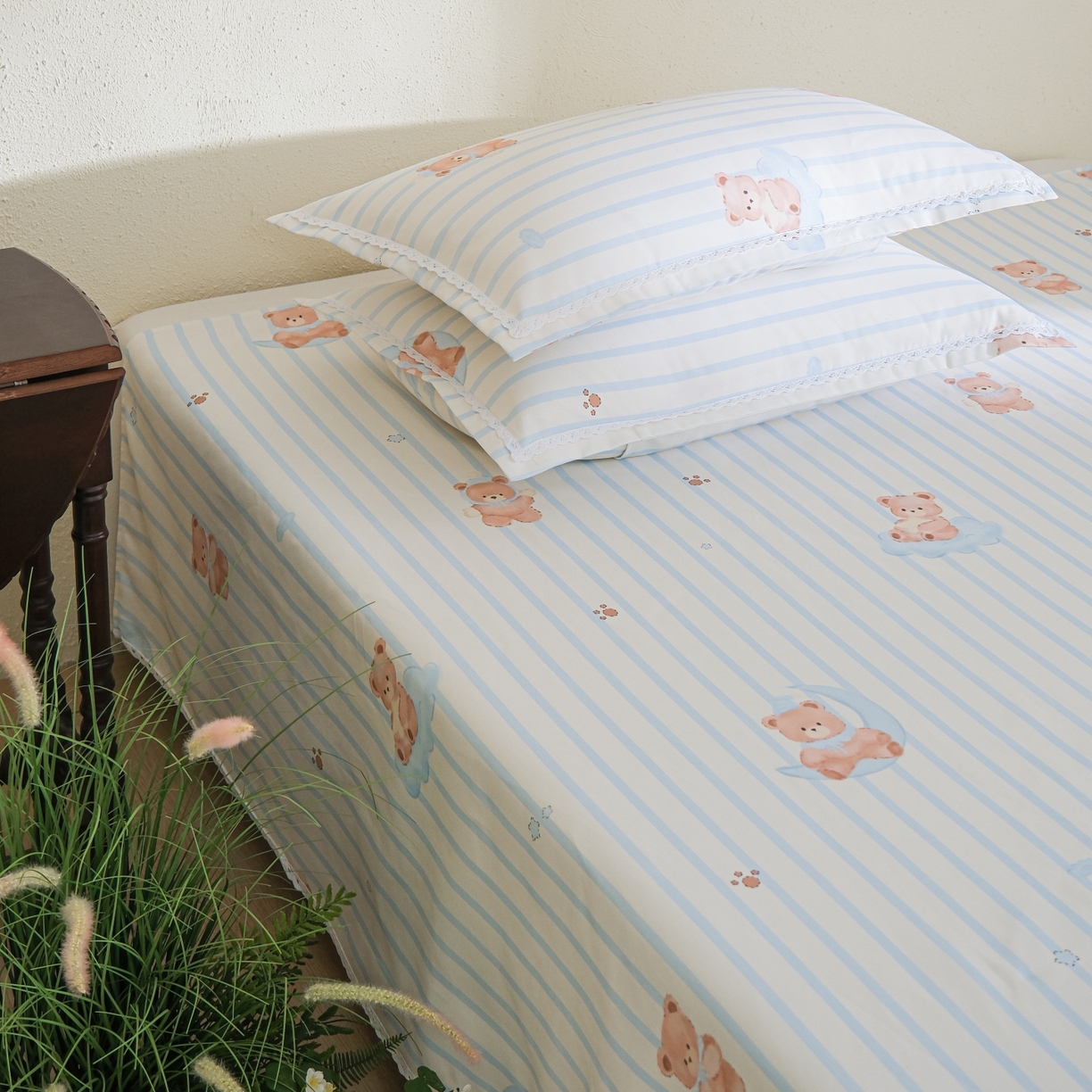 91家纺网 家纺一手货源 找家纺 慕绸家纺（原萌宝老粗布厂家） 2026新款原棉细纱工艺款亲肤柔软老粗布床单凉席席子春夏热门款-直播热卖圆角花边款 晚安熊