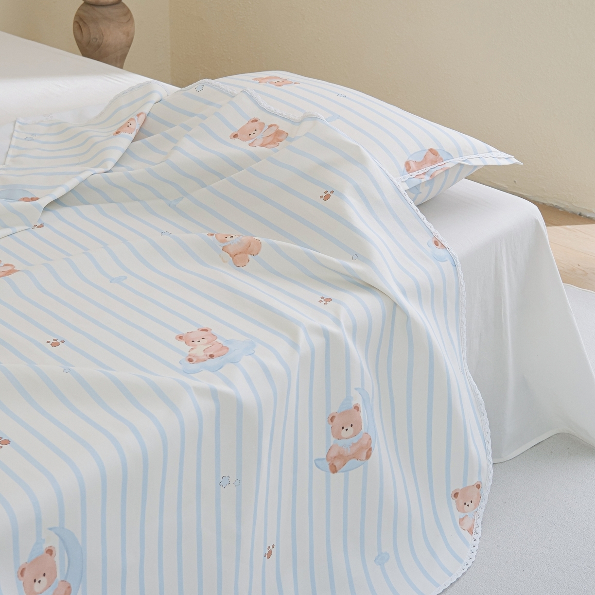 91家纺网 家纺一手货源 找家纺 慕绸家纺（原萌宝老粗布厂家） 2026新款原棉细纱工艺款亲肤柔软老粗布床单凉席席子春夏热门款-直播热卖圆角花边款 晚安熊