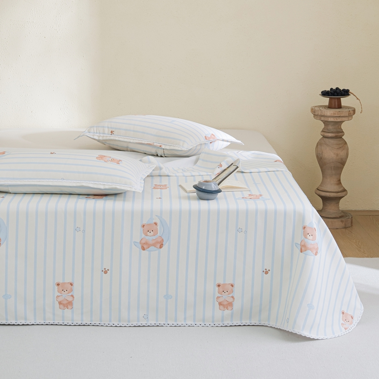 91家纺网 家纺一手货源 找家纺 慕绸家纺（原萌宝老粗布厂家） 2026新款原棉细纱工艺款亲肤柔软老粗布床单凉席席子春夏热门款-直播热卖圆角花边款 晚安熊