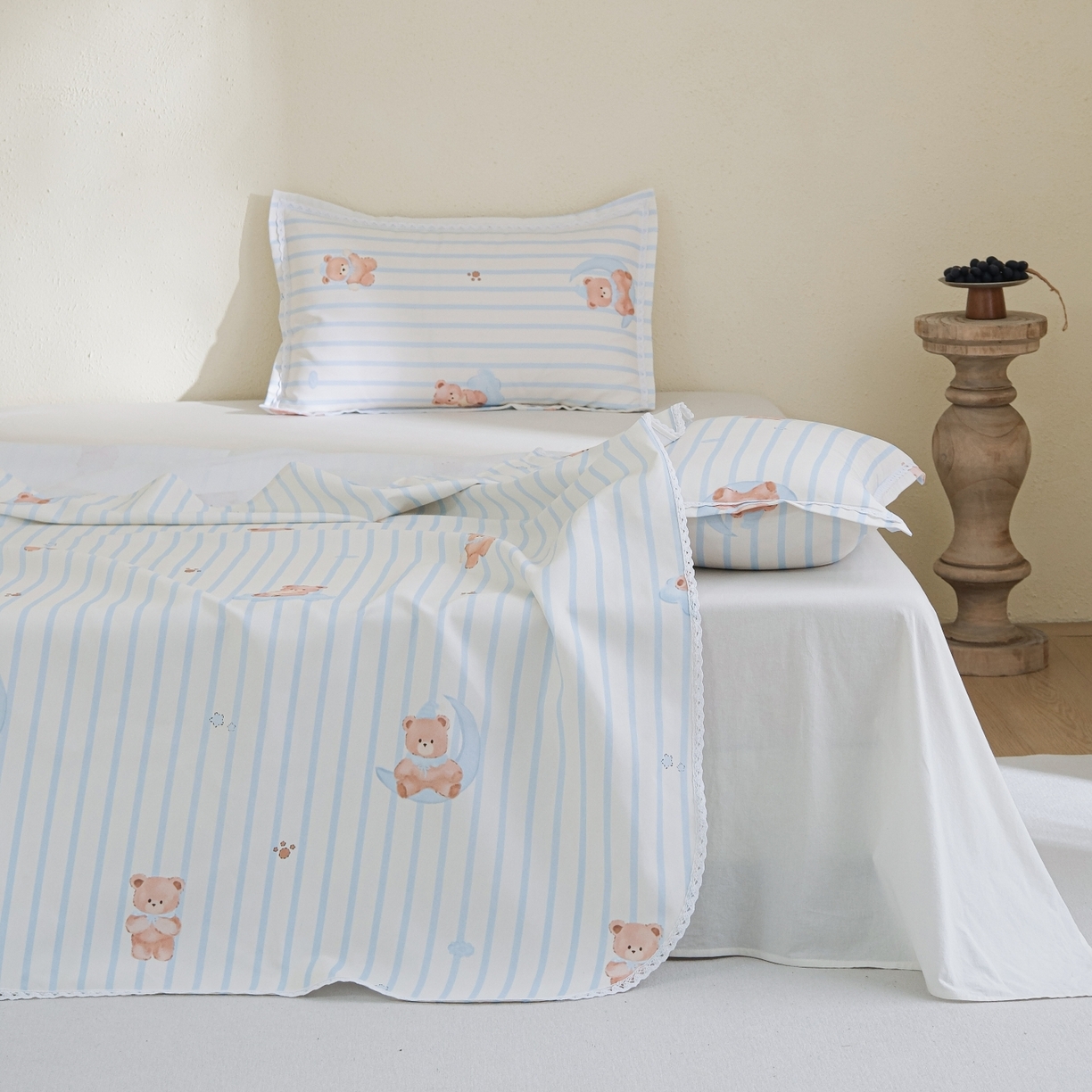 91家纺网 家纺一手货源 找家纺 慕绸家纺（原萌宝老粗布厂家） 2026新款原棉细纱工艺款亲肤柔软老粗布床单凉席席子春夏热门款-直播热卖圆角花边款 晚安熊