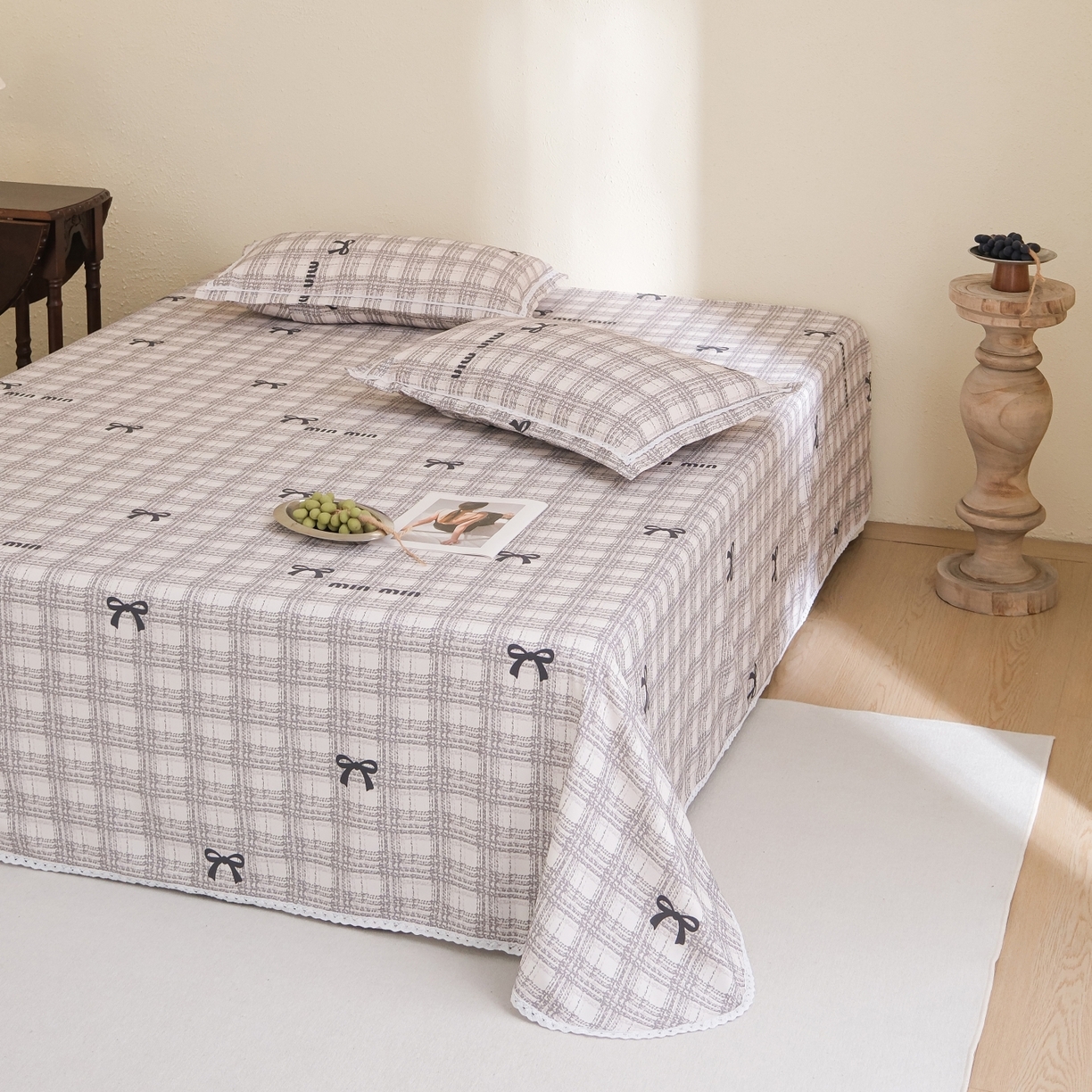 91家纺网 家纺一手货源 找家纺 慕绸家纺（原萌宝老粗布厂家） 2026新款原棉细纱工艺款亲肤柔软老粗布床单凉席席子春夏热门款-直播热卖圆角花边款 香可儿