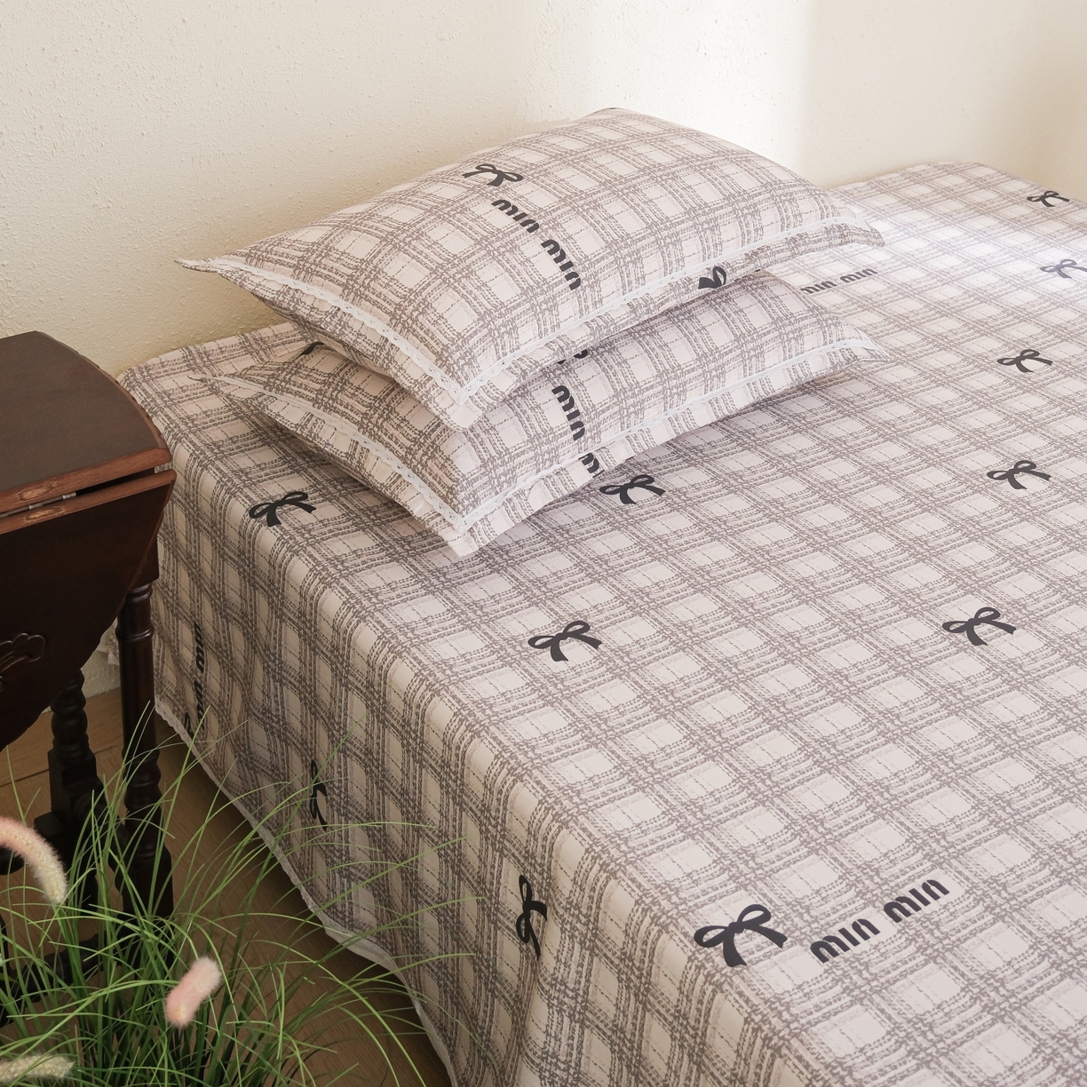 91家纺网 家纺一手货源 找家纺 慕绸家纺（原萌宝老粗布厂家） 2026新款原棉细纱工艺款亲肤柔软老粗布床单凉席席子春夏热门款-直播热卖圆角花边款 香可儿