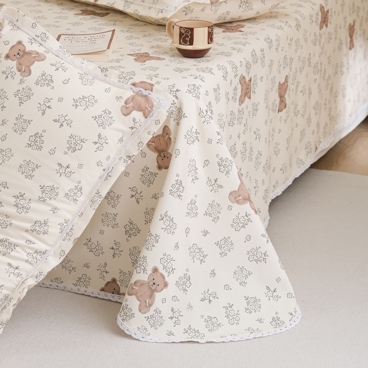 91家纺网 家纺一手货源 找家纺 慕绸家纺（原萌宝老粗布厂家） 2026新款原棉细纱工艺款亲肤柔软老粗布床单凉席席子春夏热门款-直播热卖圆角花边款 小花熊