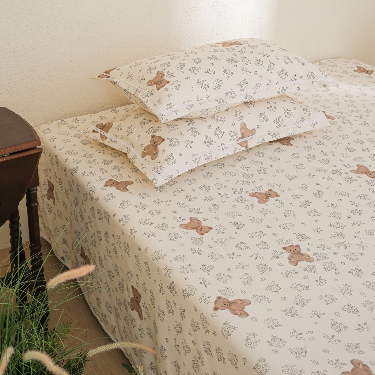 91家纺网 家纺一手货源 找家纺 慕绸家纺（原萌宝老粗布厂家） 2026新款原棉细纱工艺款亲肤柔软老粗布床单凉席席子春夏热门款-直播热卖圆角花边款 小花熊