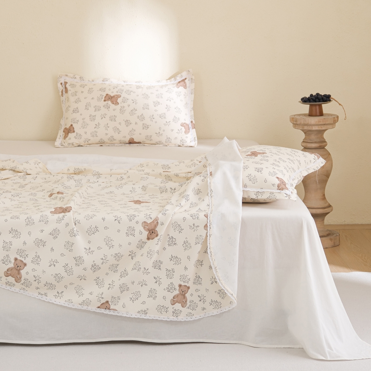 91家纺网 家纺一手货源 找家纺 慕绸家纺（原萌宝老粗布厂家） 2026新款原棉细纱工艺款亲肤柔软老粗布床单凉席席子春夏热门款-直播热卖圆角花边款 小花熊