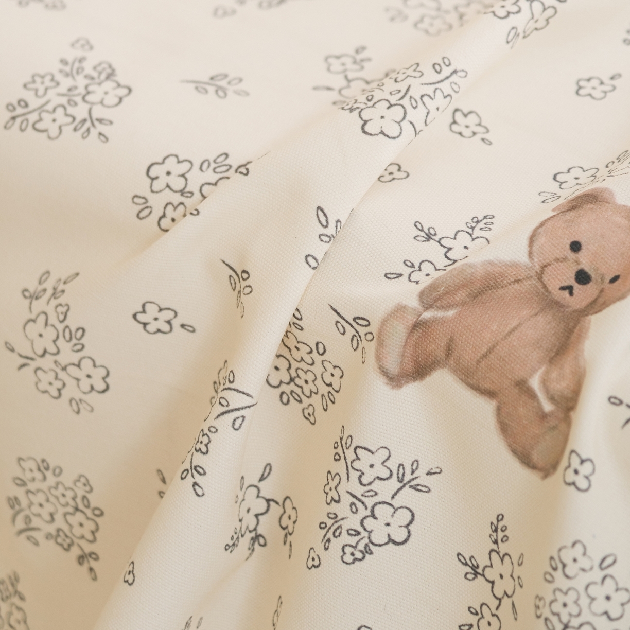 91家纺网 家纺一手货源 找家纺 慕绸家纺（原萌宝老粗布厂家） 2026新款原棉细纱工艺款亲肤柔软老粗布床单凉席席子春夏热门款-直播热卖圆角花边款 小花熊