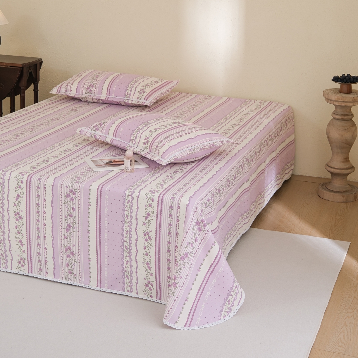 91家纺网 家纺一手货源 找家纺 慕绸家纺（原萌宝老粗布厂家） 2026新款原棉细纱工艺款亲肤柔软老粗布床单凉席席子春夏热门款-直播热卖圆角花边款 紫鸢