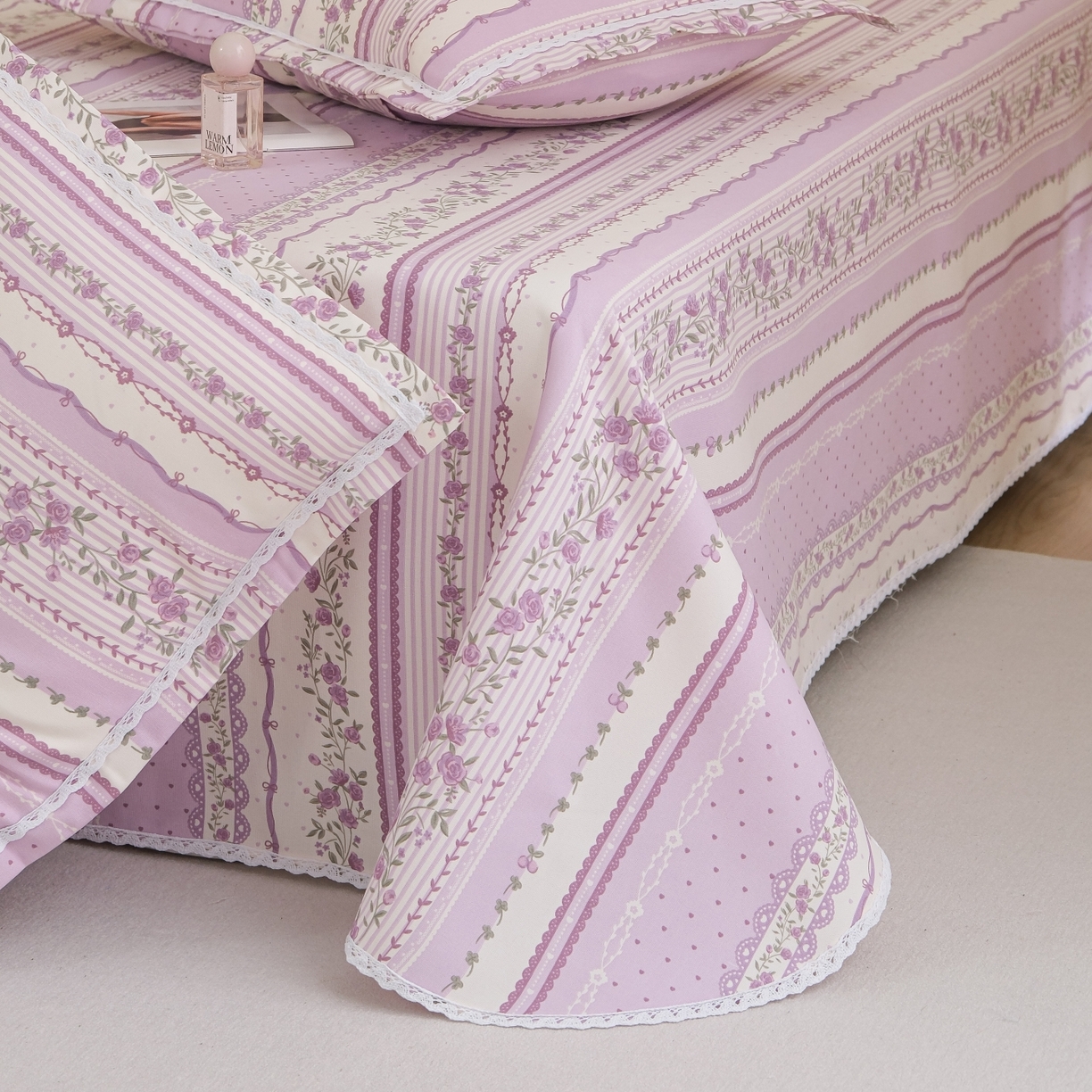 91家纺网 家纺一手货源 找家纺 慕绸家纺（原萌宝老粗布厂家） 2026新款原棉细纱工艺款亲肤柔软老粗布床单凉席席子春夏热门款-直播热卖圆角花边款 紫鸢