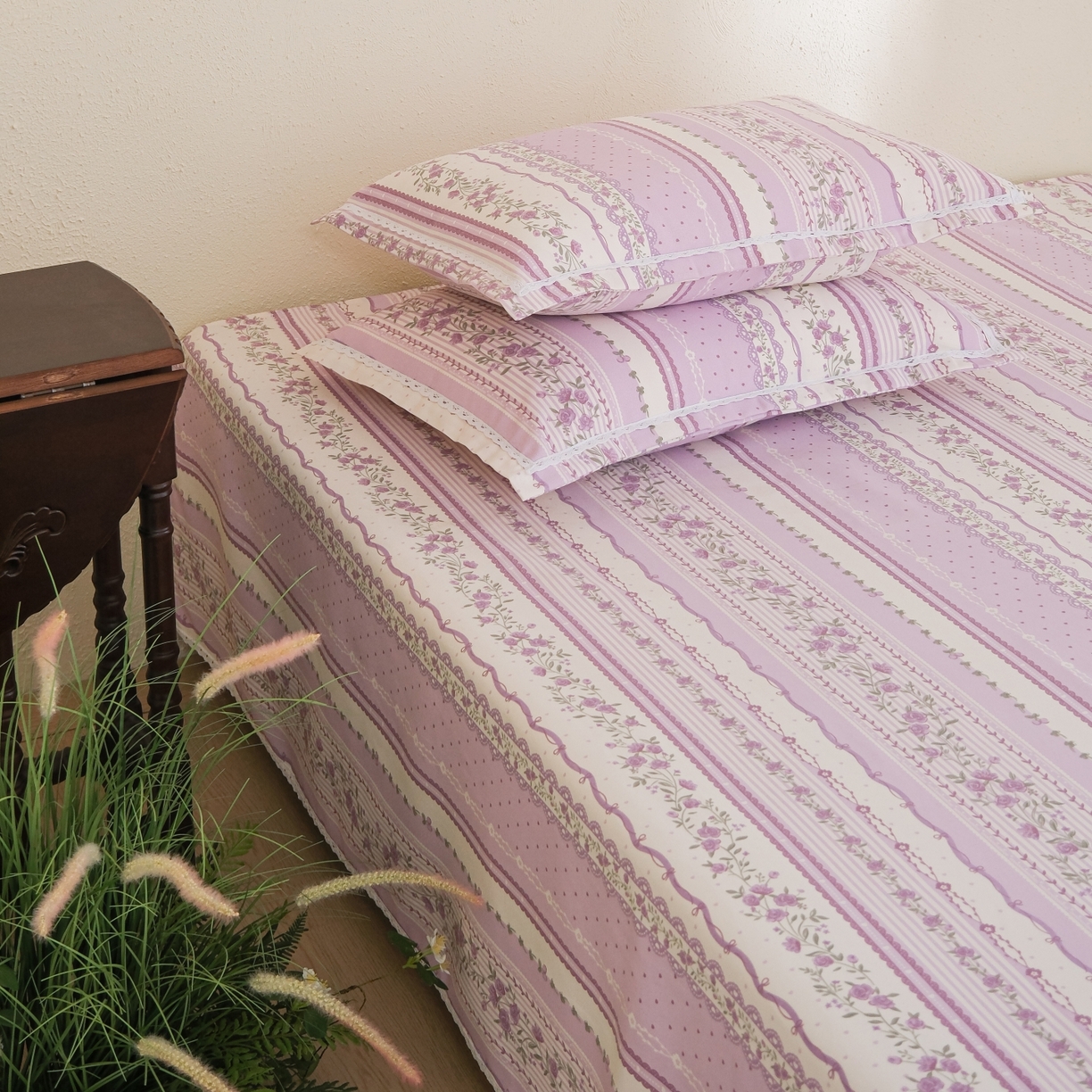 91家纺网 家纺一手货源 找家纺 慕绸家纺（原萌宝老粗布厂家） 2026新款原棉细纱工艺款亲肤柔软老粗布床单凉席席子春夏热门款-直播热卖圆角花边款 紫鸢