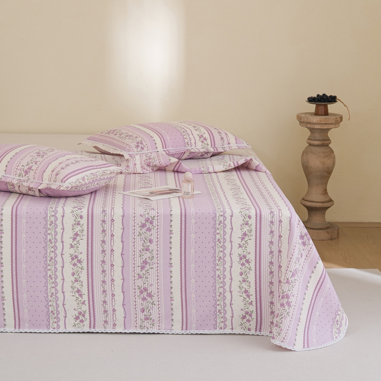 91家纺网 家纺一手货源 找家纺 慕绸家纺（原萌宝老粗布厂家） 2026新款原棉细纱工艺款亲肤柔软老粗布床单凉席席子春夏热门款-直播热卖圆角花边款 紫鸢