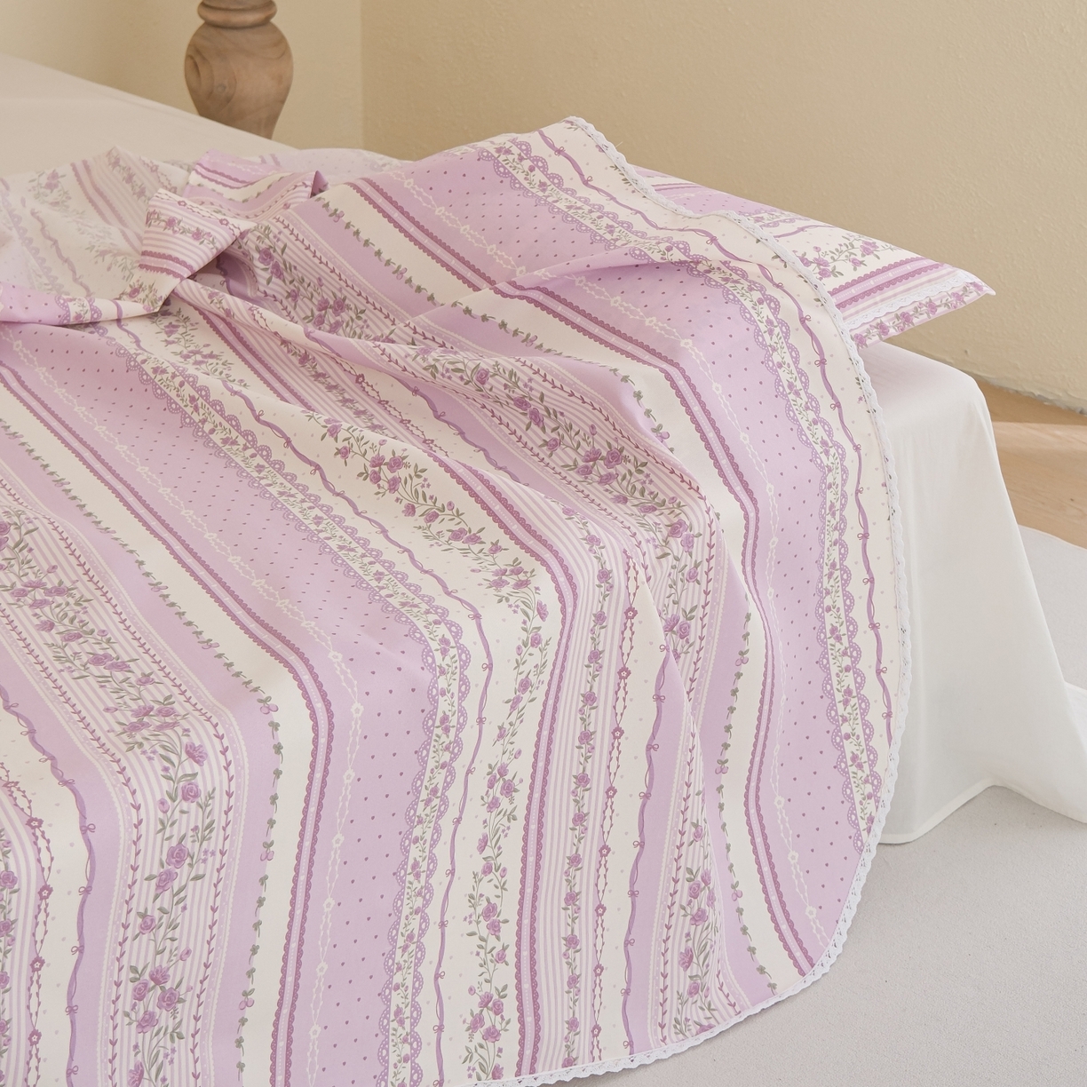 91家纺网 家纺一手货源 找家纺 慕绸家纺（原萌宝老粗布厂家） 2026新款原棉细纱工艺款亲肤柔软老粗布床单凉席席子春夏热门款-直播热卖圆角花边款 紫鸢