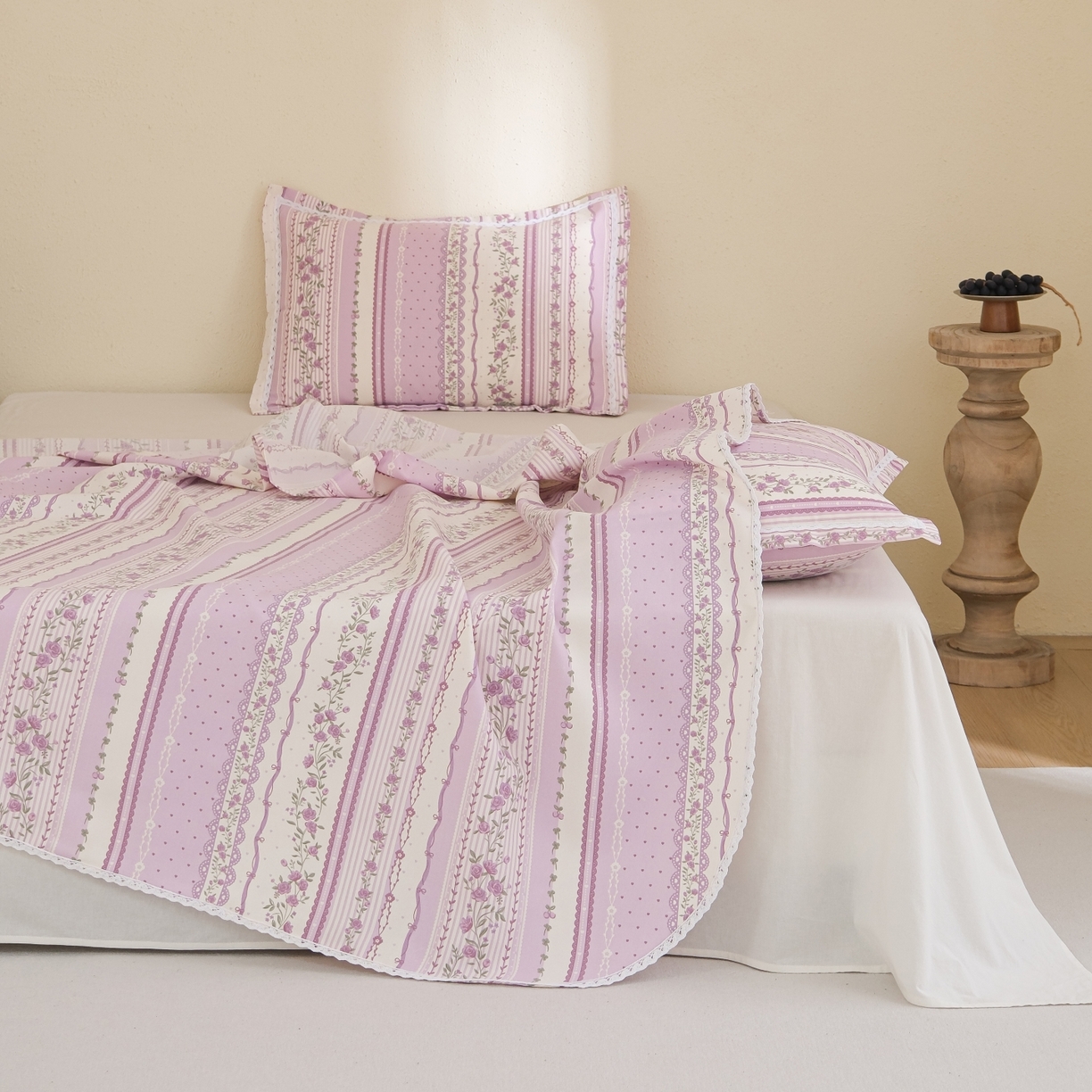 91家纺网 家纺一手货源 找家纺 慕绸家纺（原萌宝老粗布厂家） 2026新款原棉细纱工艺款亲肤柔软老粗布床单凉席席子春夏热门款-直播热卖圆角花边款 紫鸢