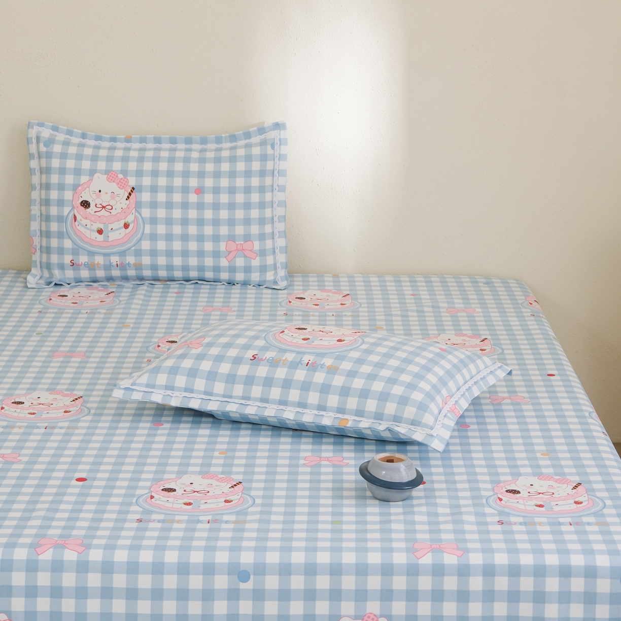 91家纺网 家纺一手货源 找家纺 慕绸家纺（原萌宝老粗布厂家） 2026新款原棉细纱工艺款亲肤柔软老粗布床单凉席席子春夏热门款-直播热卖圆角花边款 KT蛋糕