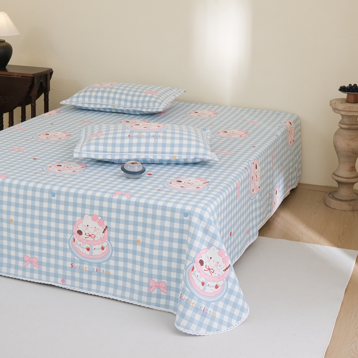 91家纺网 家纺一手货源 找家纺 慕绸家纺（原萌宝老粗布厂家） 2026新款原棉细纱工艺款亲肤柔软老粗布床单凉席席子春夏热门款-直播热卖圆角花边款 KT蛋糕