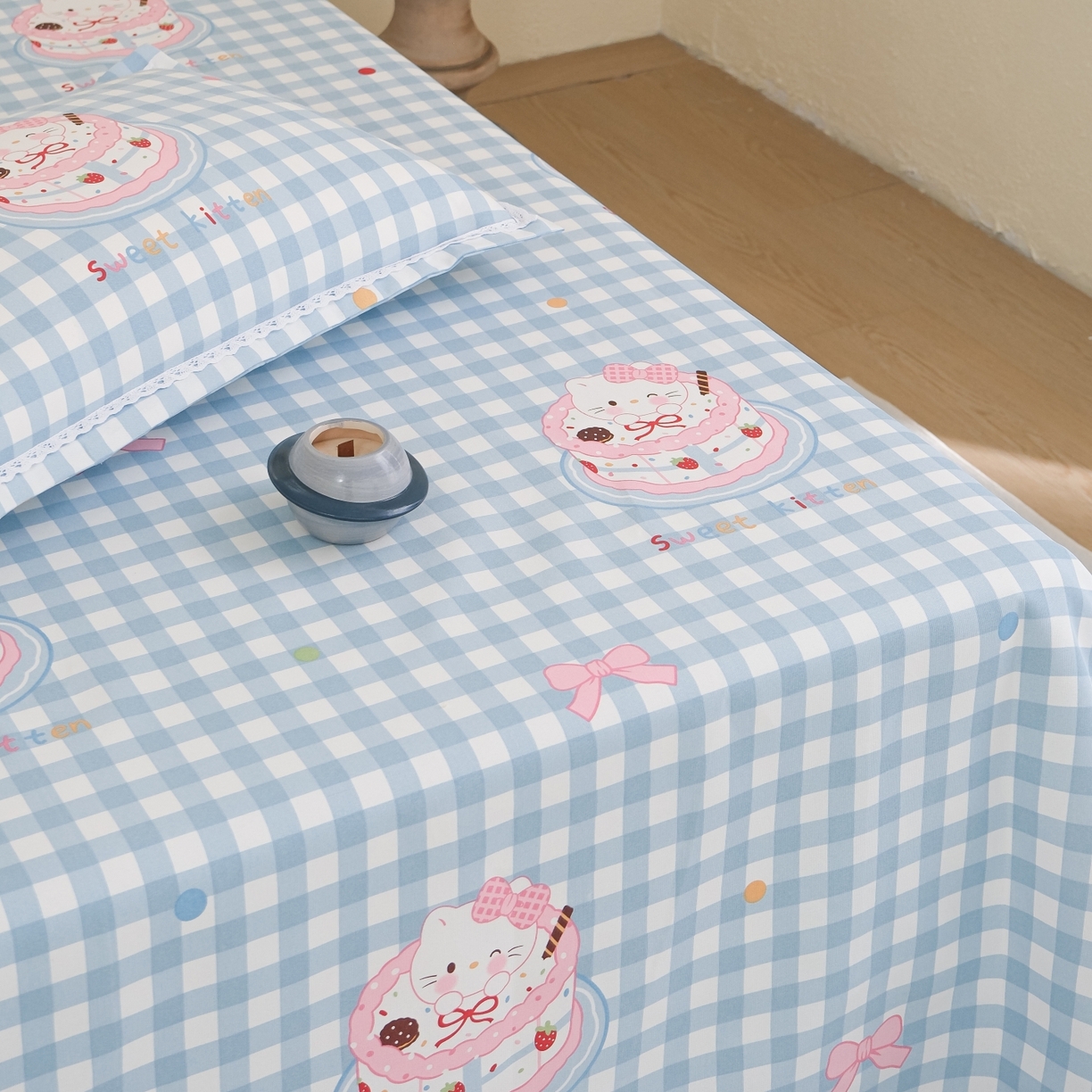 91家纺网 家纺一手货源 找家纺 慕绸家纺（原萌宝老粗布厂家） 2026新款原棉细纱工艺款亲肤柔软老粗布床单凉席席子春夏热门款-直播热卖圆角花边款 KT蛋糕