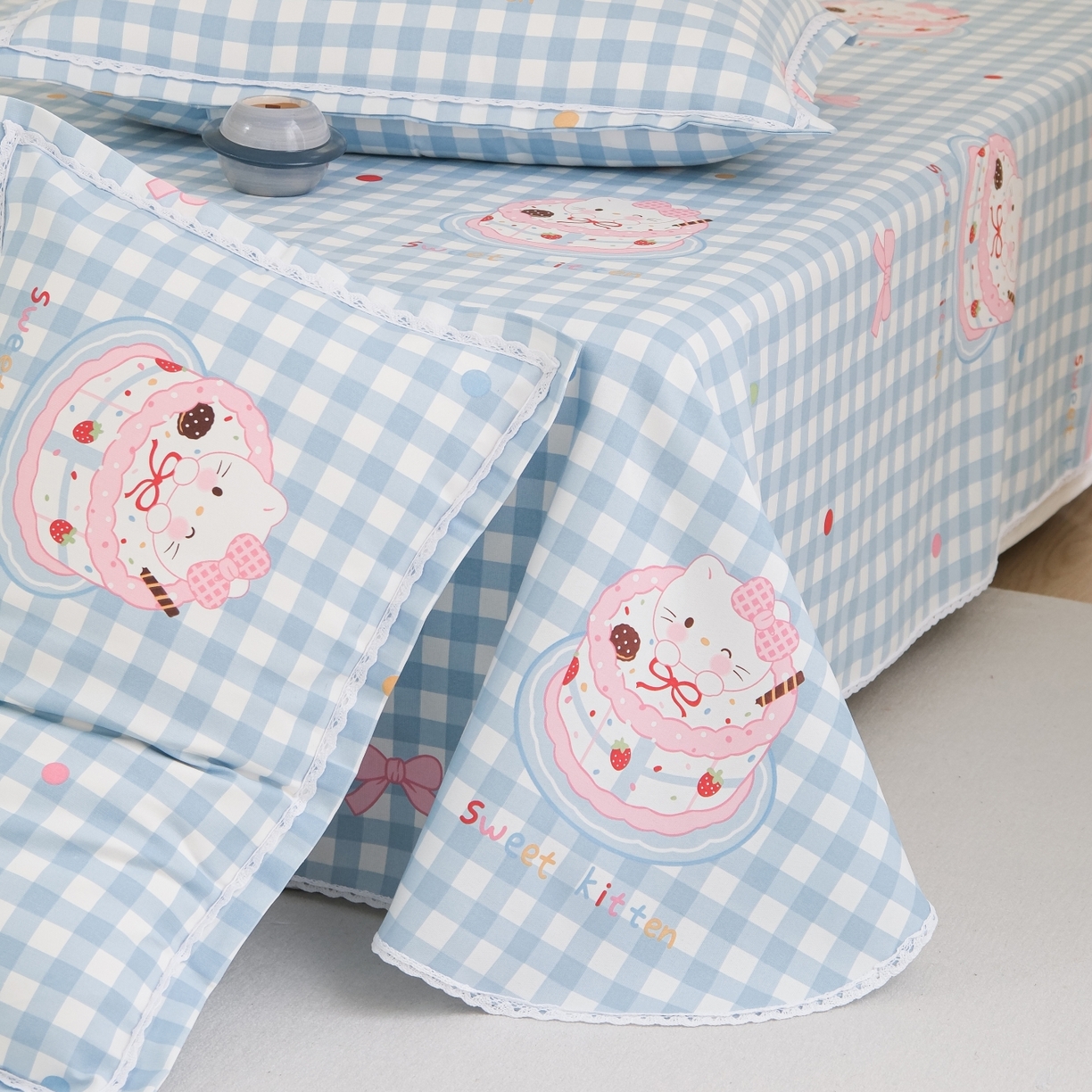 91家纺网 家纺一手货源 找家纺 慕绸家纺（原萌宝老粗布厂家） 2026新款原棉细纱工艺款亲肤柔软老粗布床单凉席席子春夏热门款-直播热卖圆角花边款 KT蛋糕